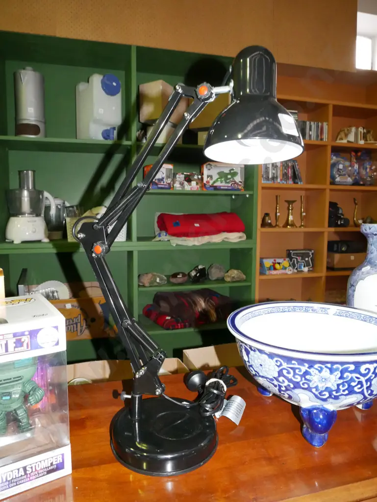 black metal anglepoise lamp Image 1++