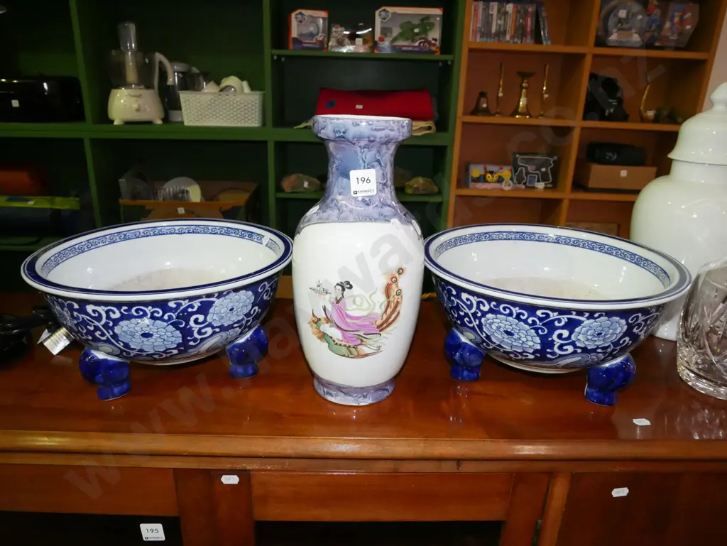 2x blue and white footed planters, vase H-310 Image 1++