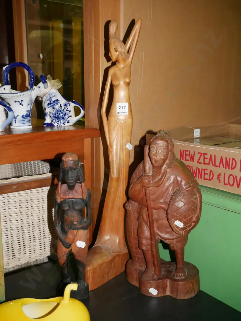 3x carved wooden figurines H-555 Image 1++