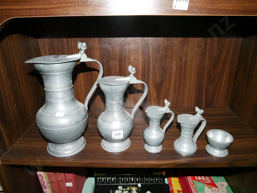 3x graduated pewter lidded jugs, small footed bowl Image 1++
