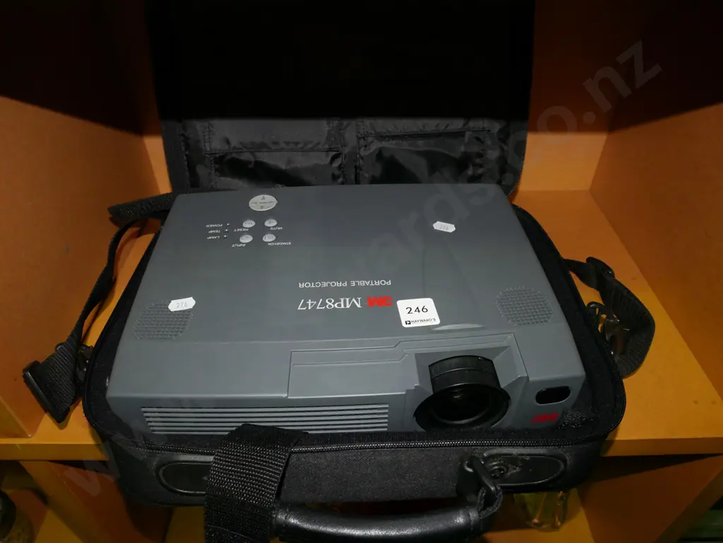 3M portable  projector Image 1++