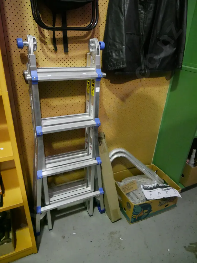 Renovator transformer ladder with box of accessories Image 1++