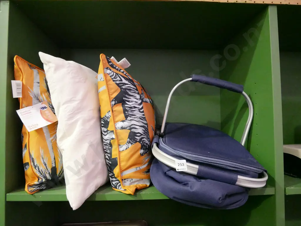 foldaway canvas basket, 3x cushions Image 1++