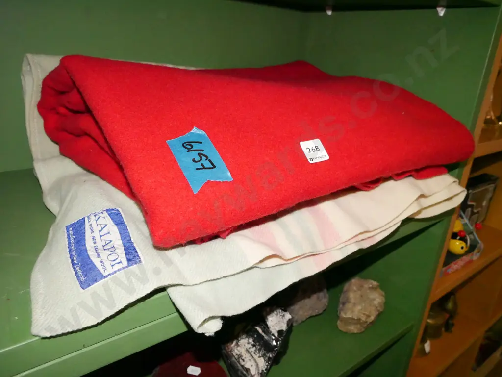 1x red, 1x cream woollen blankets Image 1++