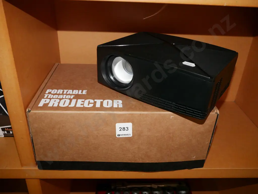 small portrable theatre projector Image 1++