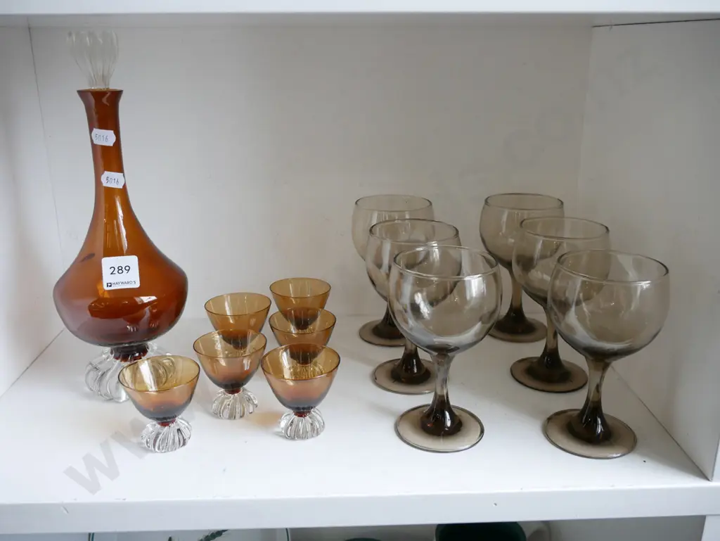 6x smoked wine glasses, brown glass decanter with 6 glasses Image 1++
