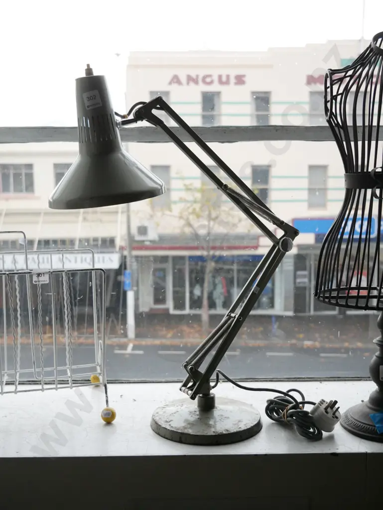 Superlux angle poise lamp - some corrosion to base Image 1++