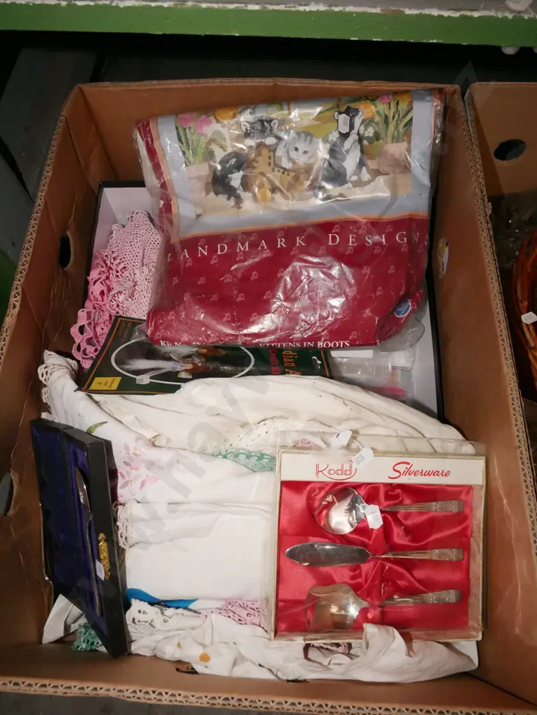 box; cutlery, table linen, tapestry sets etc Image 1++