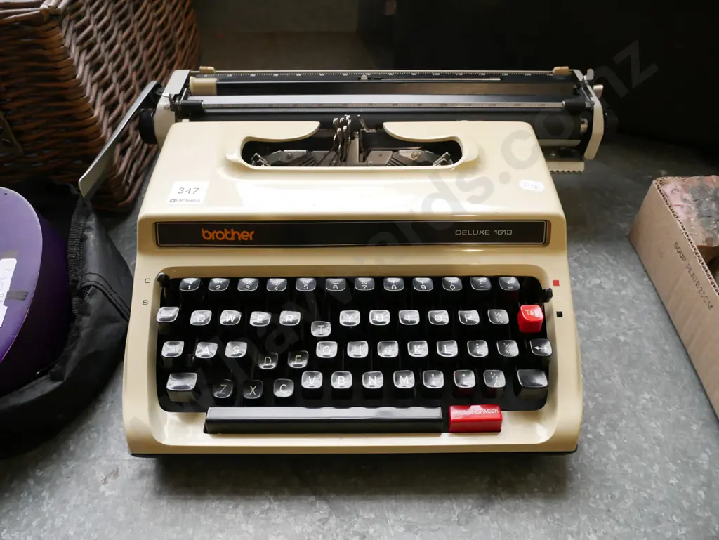 Brother Deluxe 1613 portable typewriter Image 1++