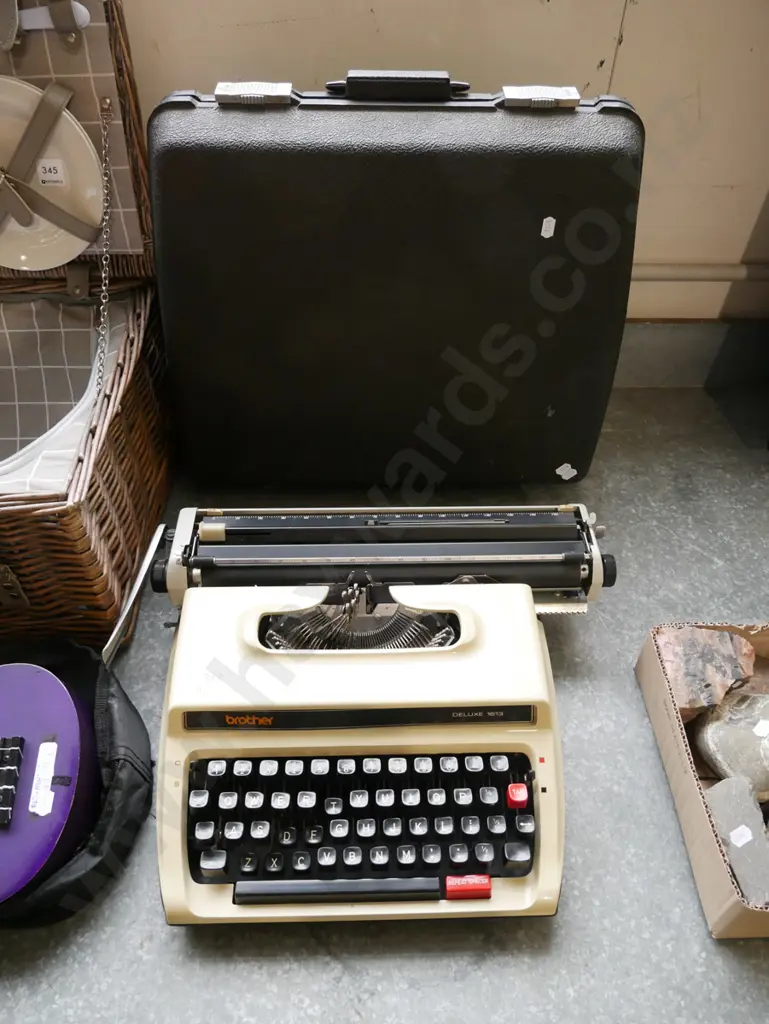 Brother Deluxe 1613 portable typewriter Image 1++