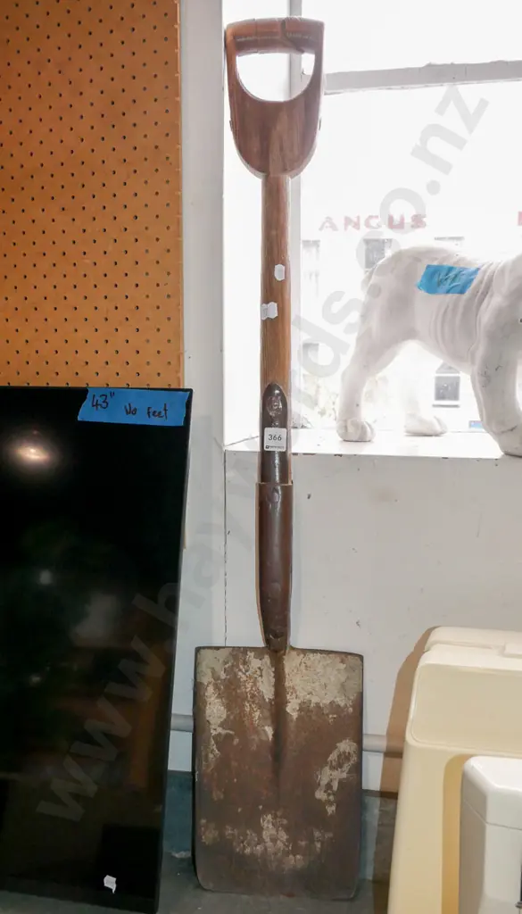 vintage wooden handled garden spade Image 1++