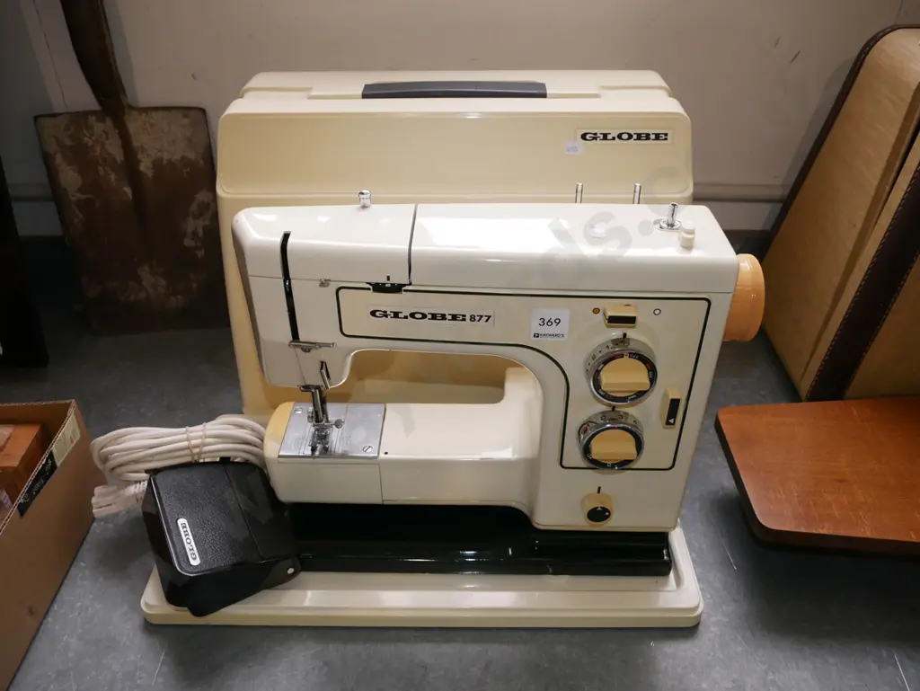 Globe 877 sewing machine Image 1++