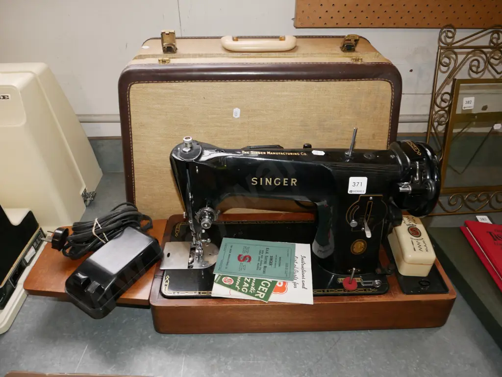 early Singer table top sewing machine Image 1++