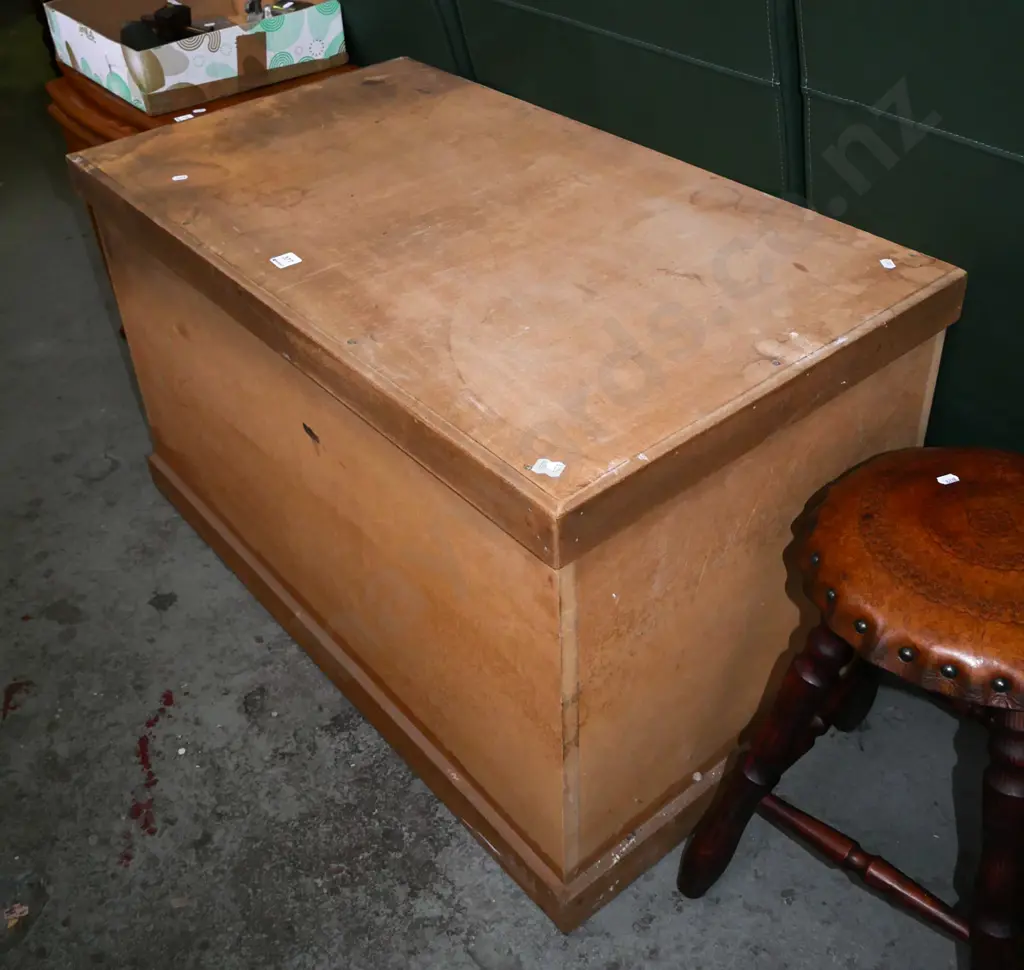 mdf blanket box - needs some attention H-540 W-930 D-510 Image 1++