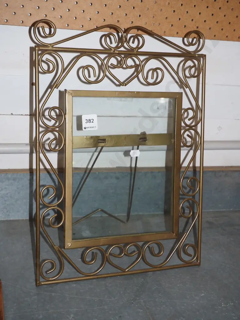 bent metal and glass photo frame Image 1++