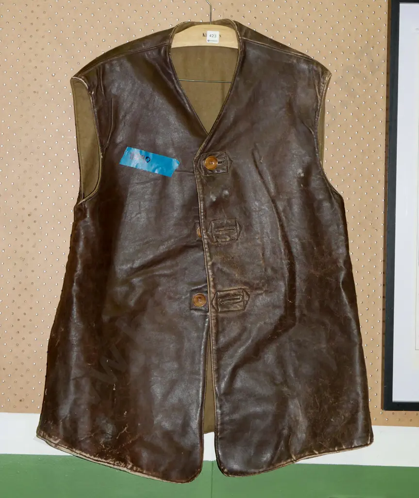 XL leather vest Image 1++