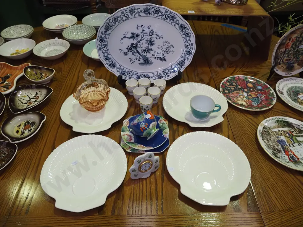blue and white ashet, Wedgwood shell plates, trio, egg cups etc Image 1++