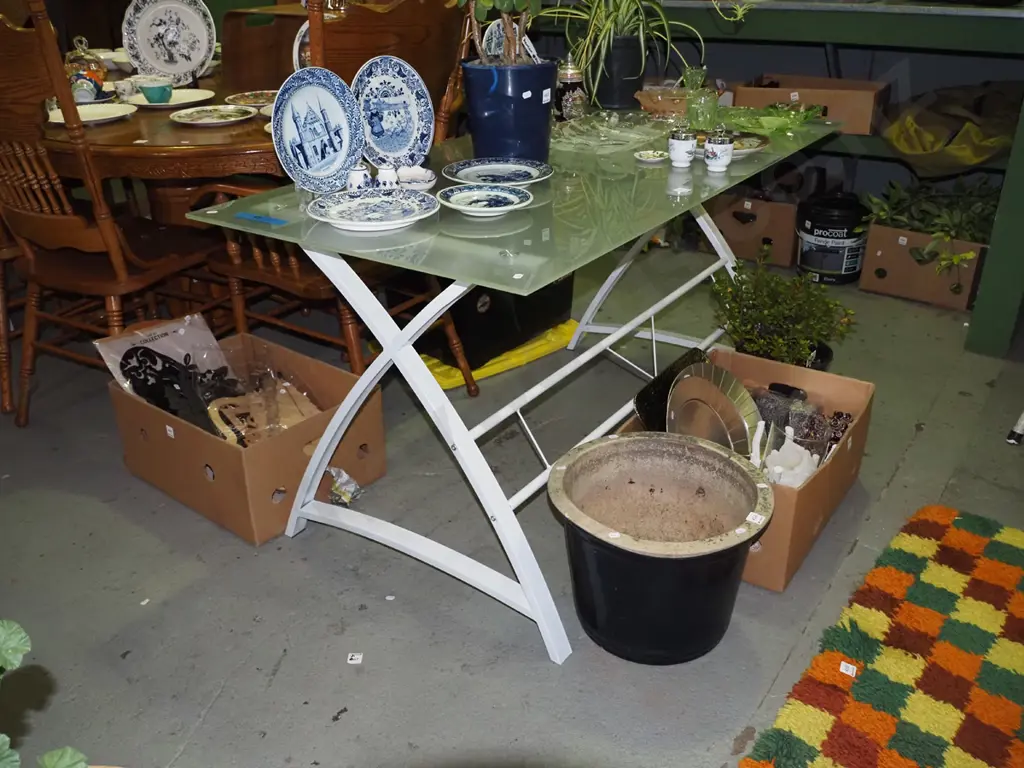 white metal based, glass top desk H-720 W-1400 D-700 Image 1++