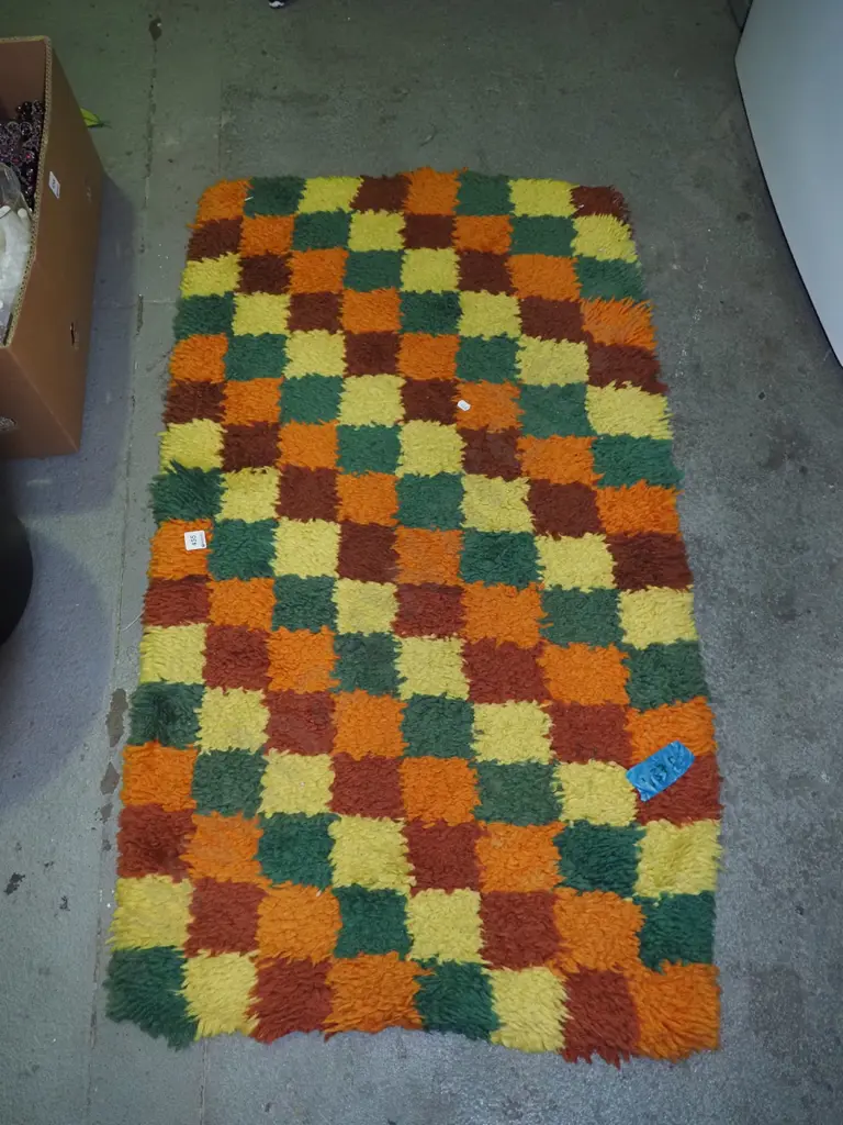 hand tufted wollen checked floor mat Image 1++