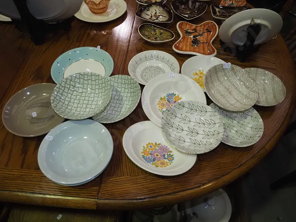 assorted Crown Lynn bowls Image 1++