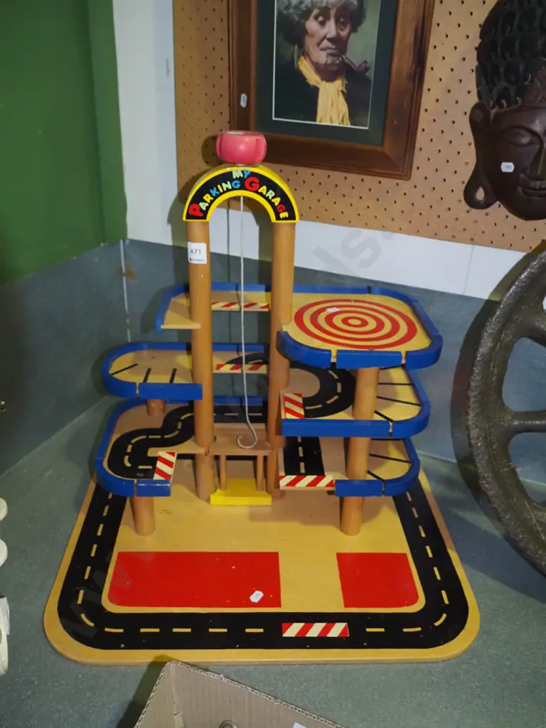 child's wooden toy garage Image 1++