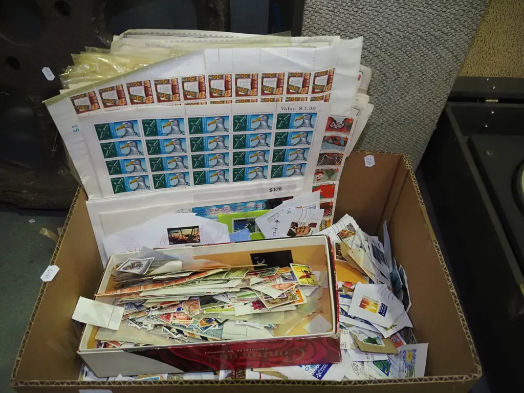 box of loose stamps and stamp albums Image 1++