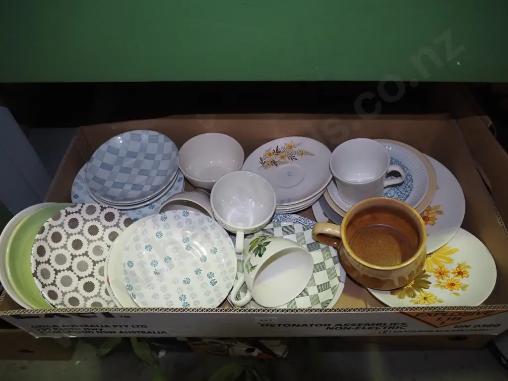 box; Crown Lynn plates, bowls etc Image 1++