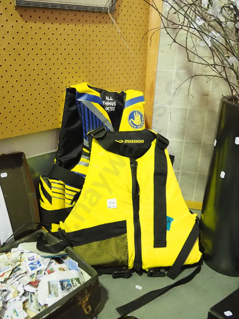 2x life jackets size Med-Large, size Medium Image 1++