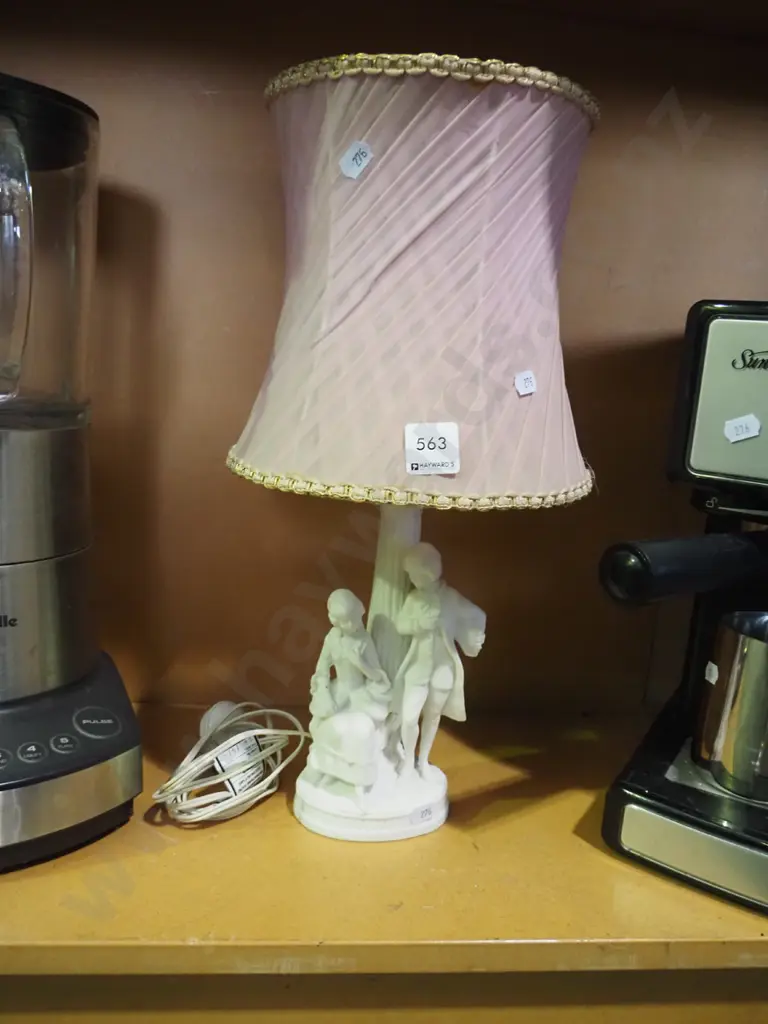 figural based table lamp Image 1++