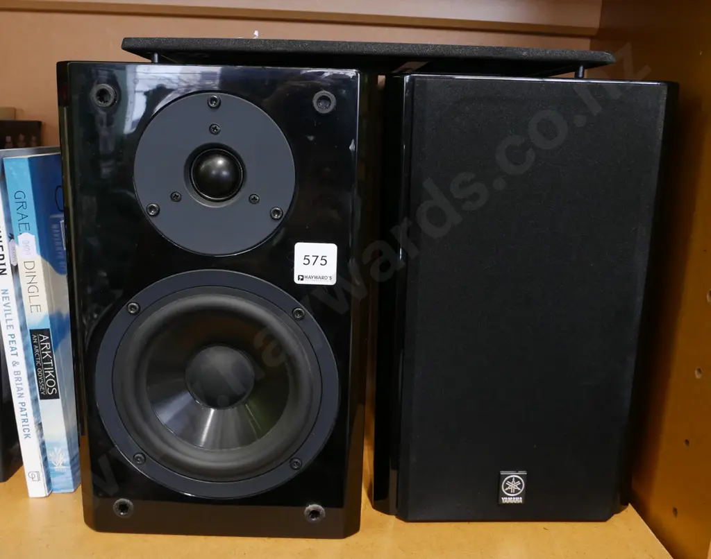 pair of Yamaha bookcase speakers Image 1++