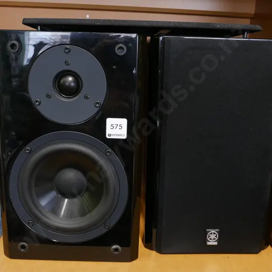 pair of Yamaha bookcase speakers