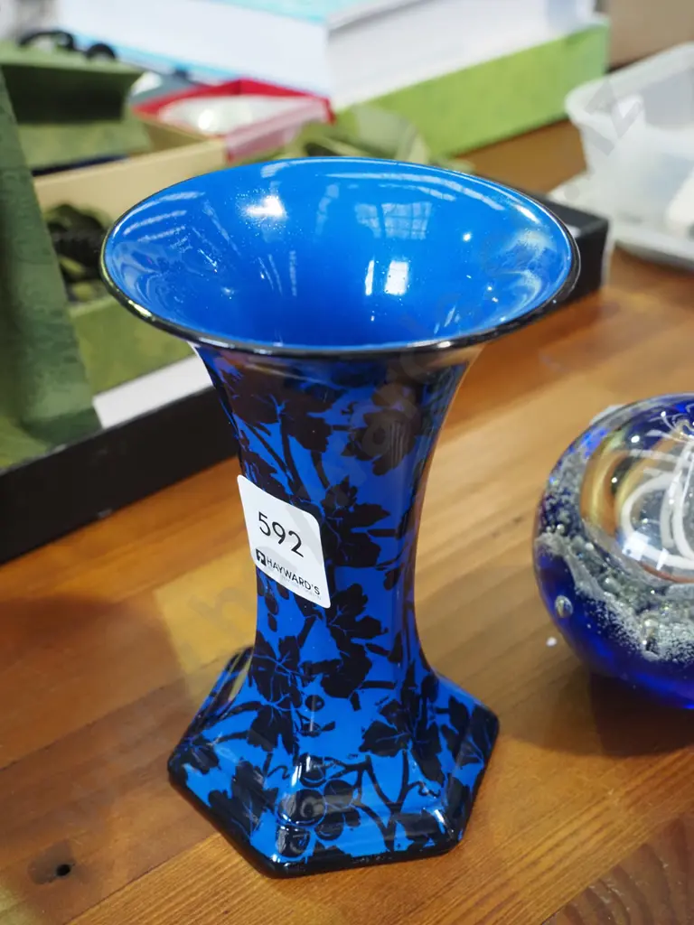 blue glazed grape patterned Tunstall vase H-140 Image 1++