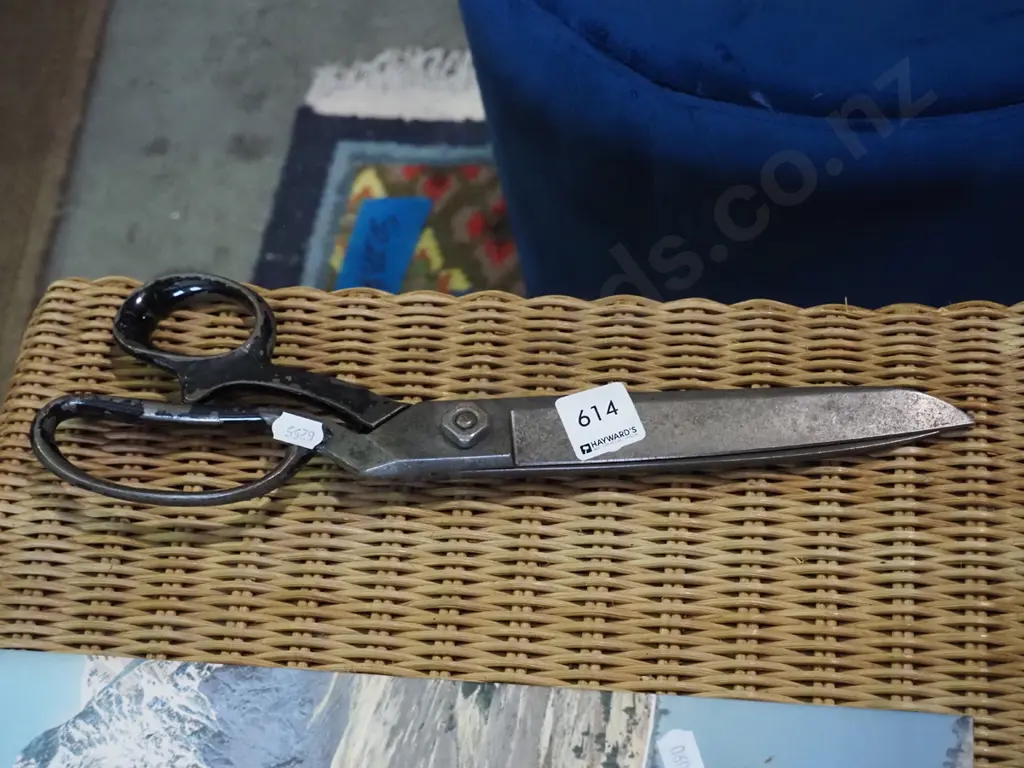 pair of milliner's scissors Image 1++