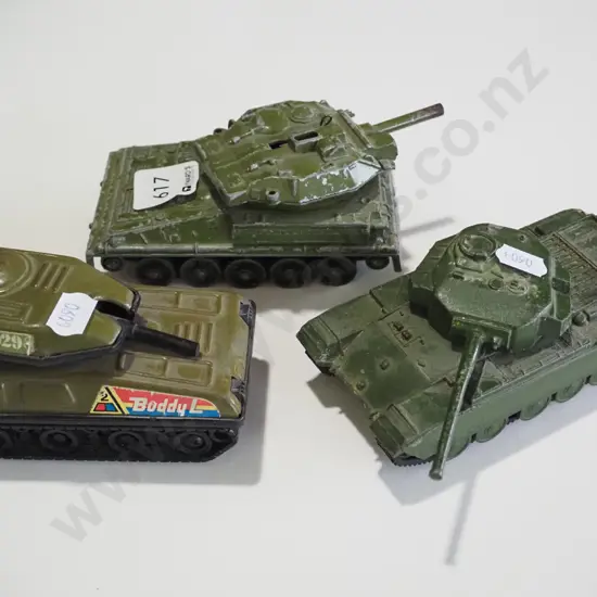 3x toy tanks