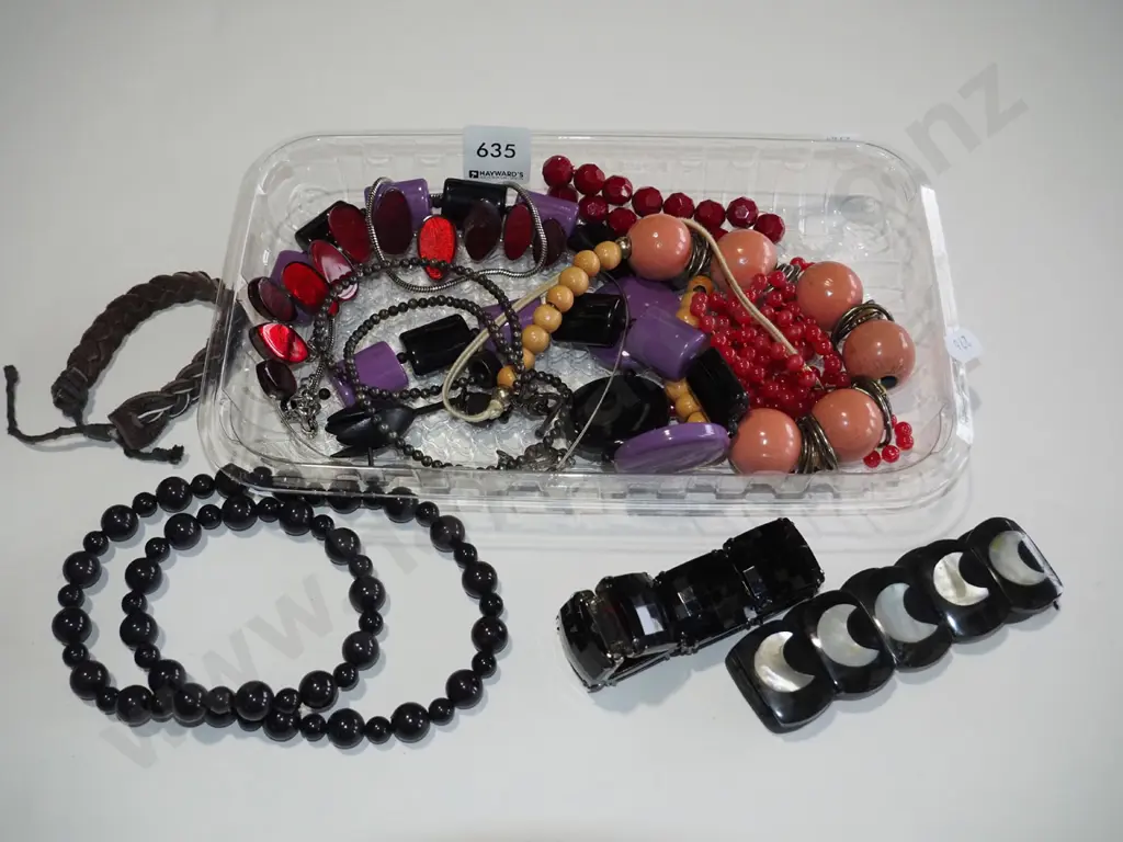 plastic tray of costume jewellery Image 1++