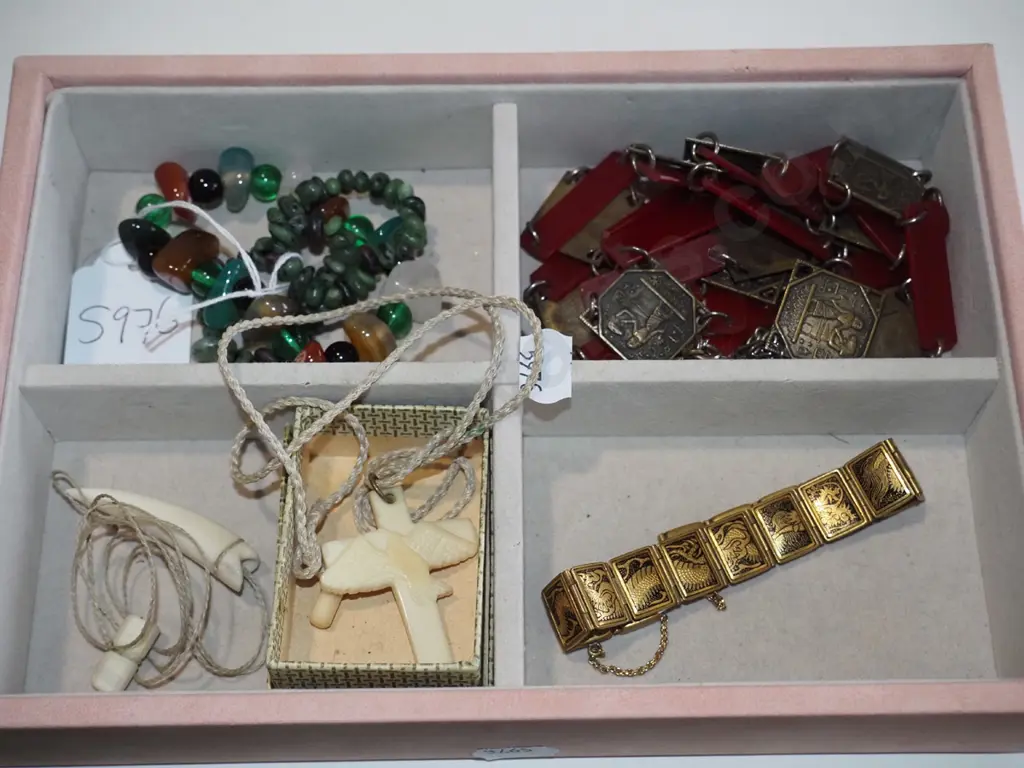 tray; necklaces, bracelet etc Image 1++