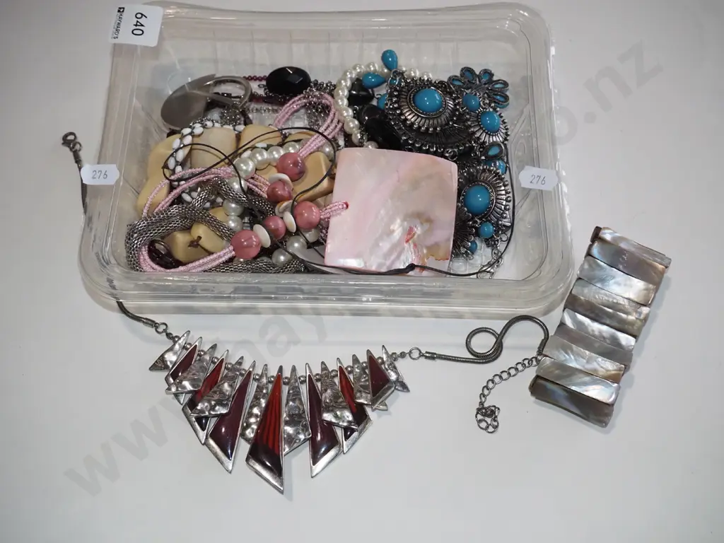 tray of costume jewellery Image 1++