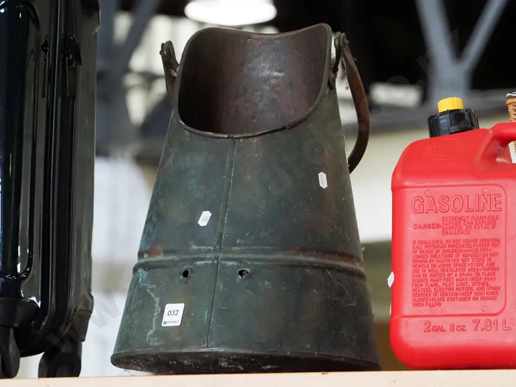 copper coal scuttle, missing handle Image 1++