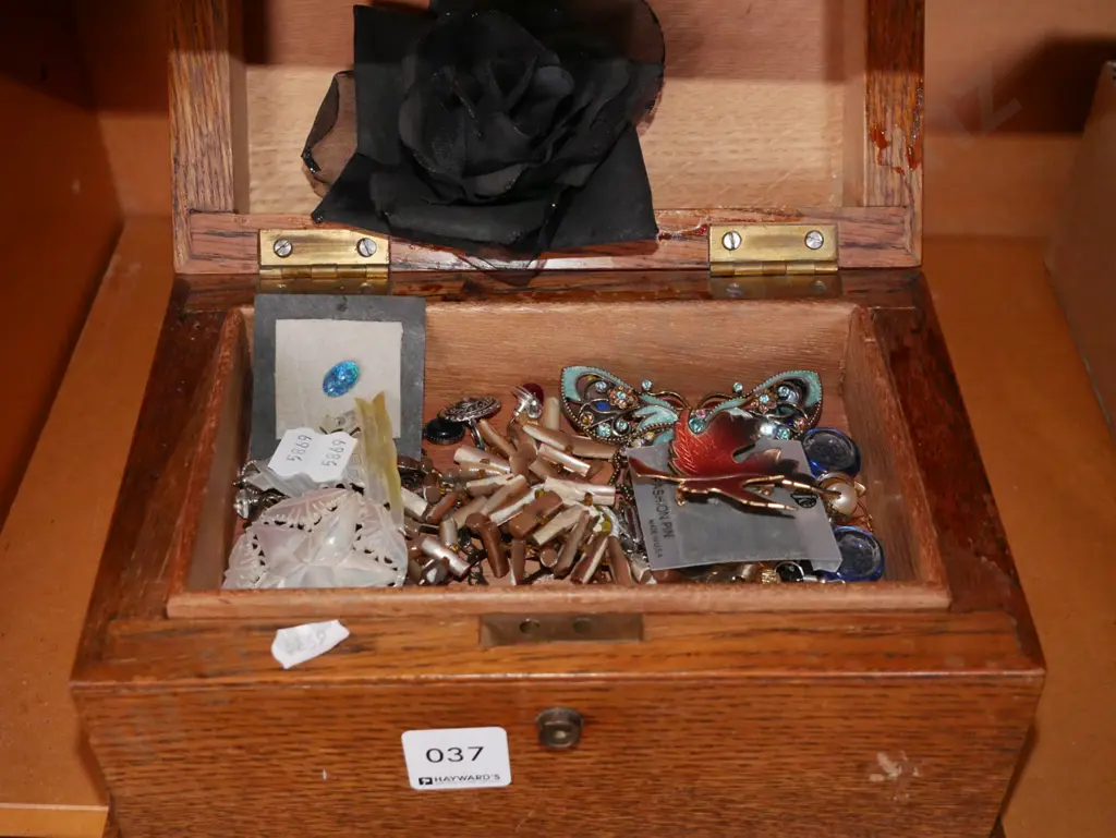 oak jewellery box and costume jewellery Image 1++