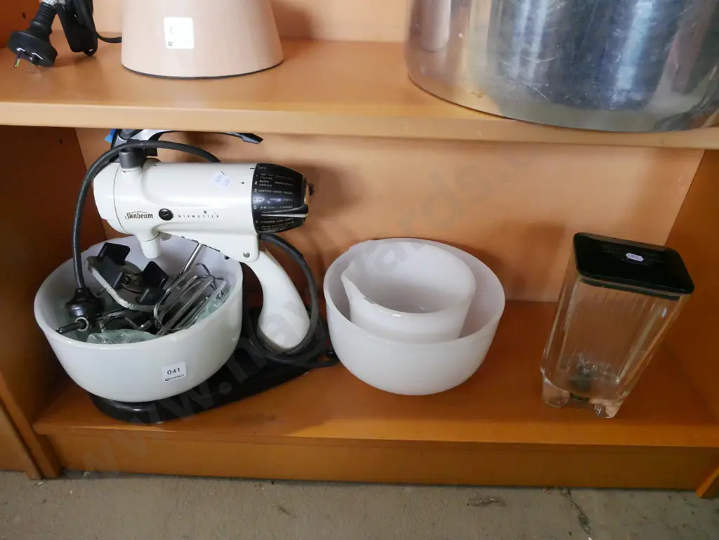Sunbeam Mixmaster with additional bowls and blender attachment Image 1++