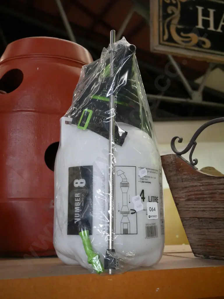as-new Number 8 4-litre garden sprayer Image 1++