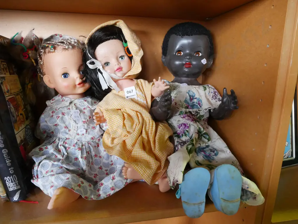 3 dolls Image 1++