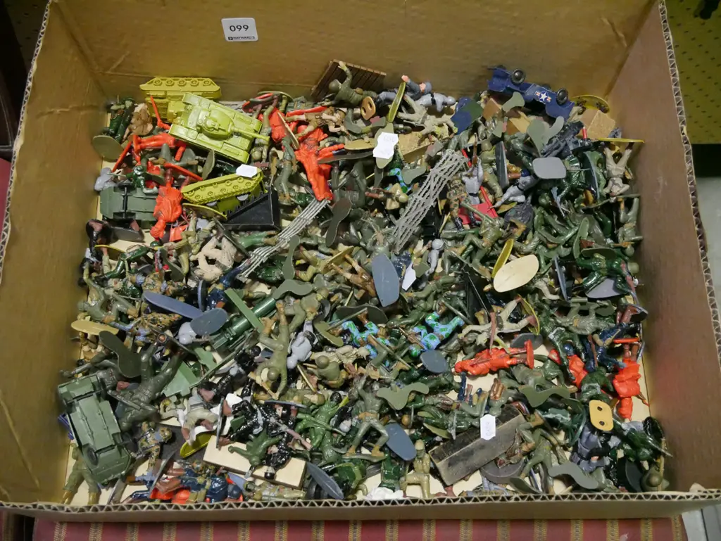 box of plastic army figurines etc. Image 1++
