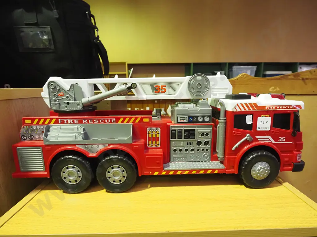 plastic toy fire engine L-570 Image 1++