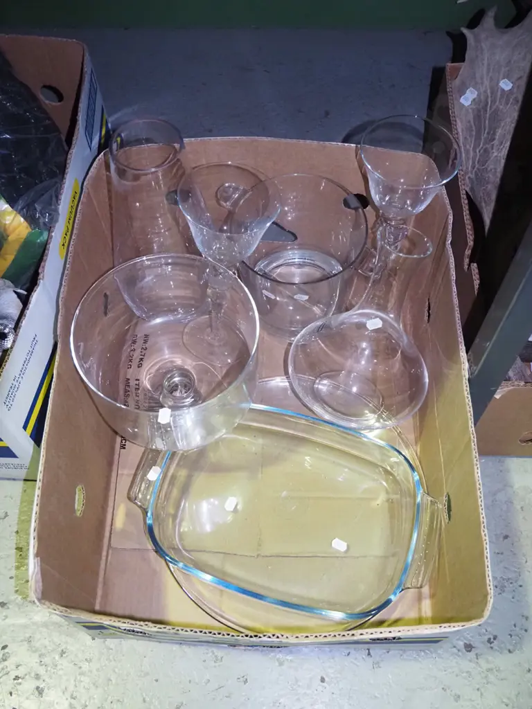 box of glassware; decanters, baking dish etc Image 1++