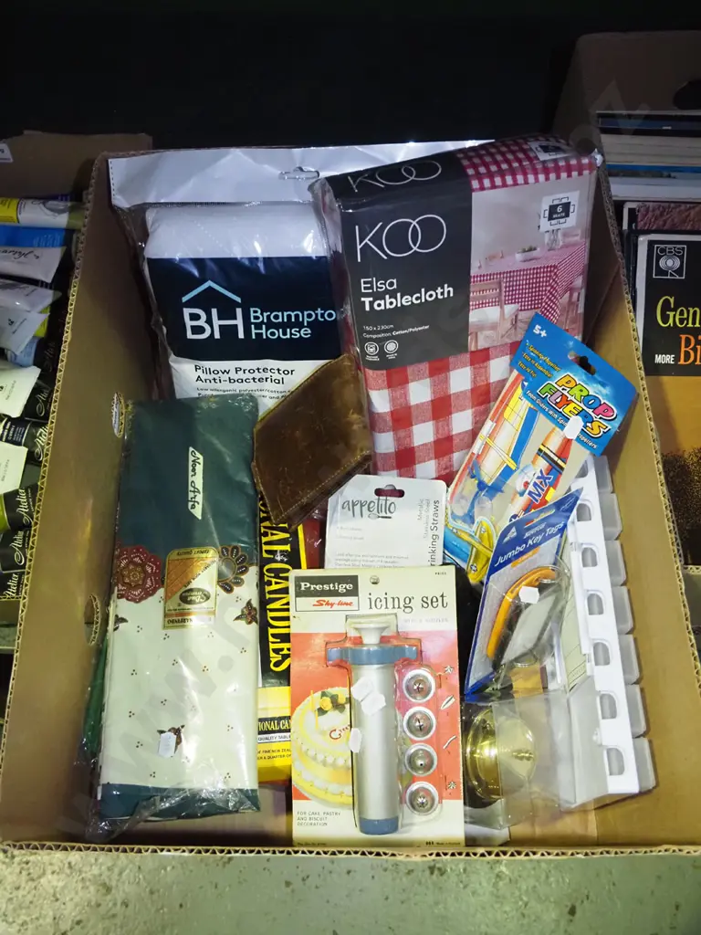 box; pillow protector, tablecloth, key tags etc Image 1++