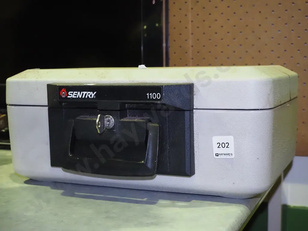 Sentry lock box - key in office Image 1++