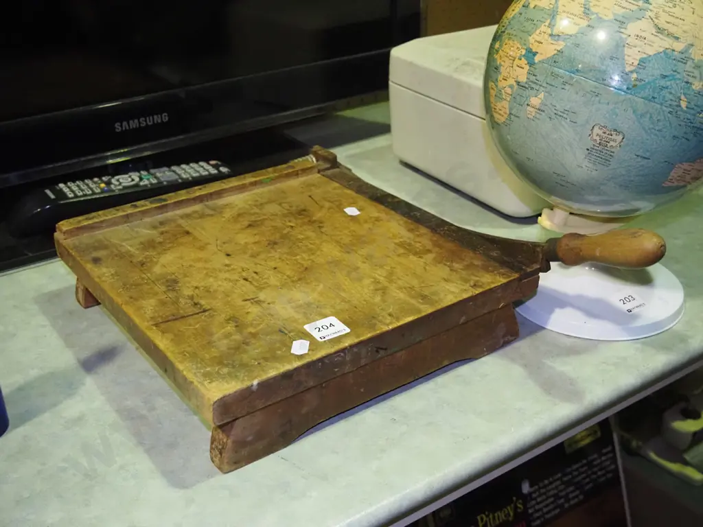 small vintage guillotine Image 1++