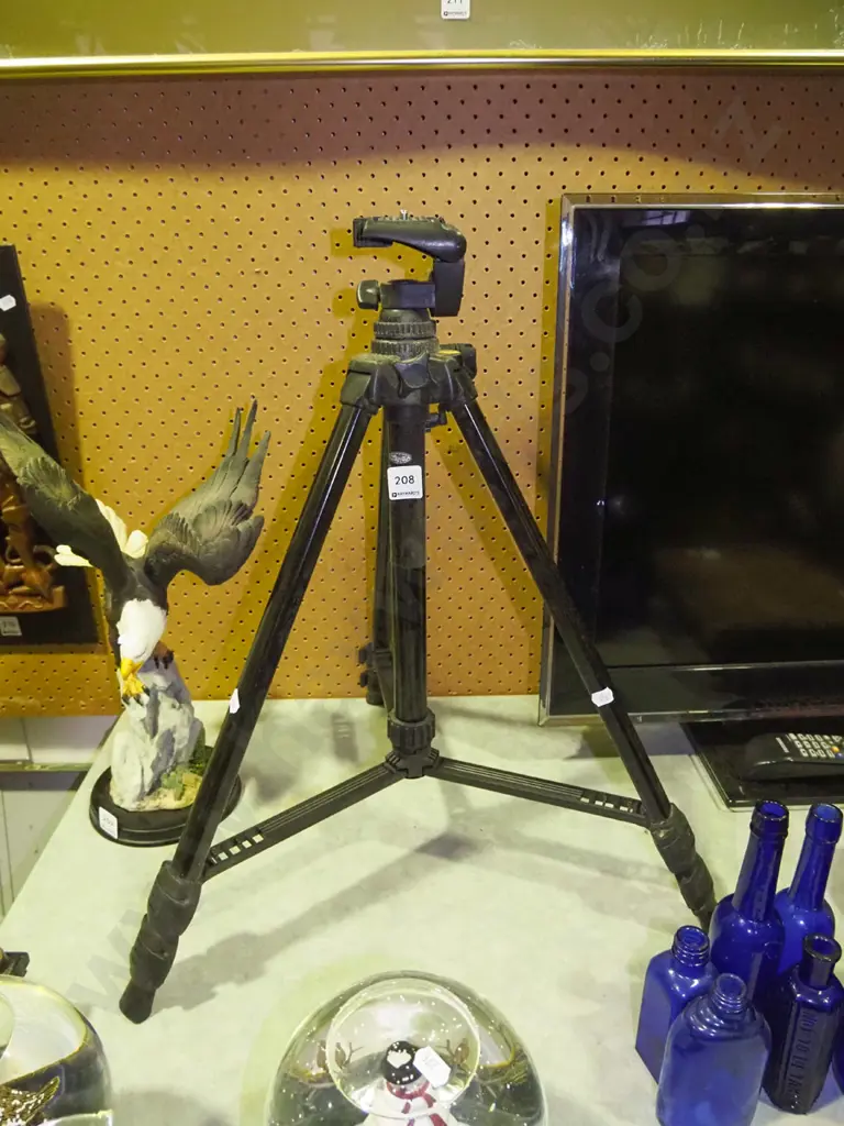 Vanguard camera tripod Image 1++