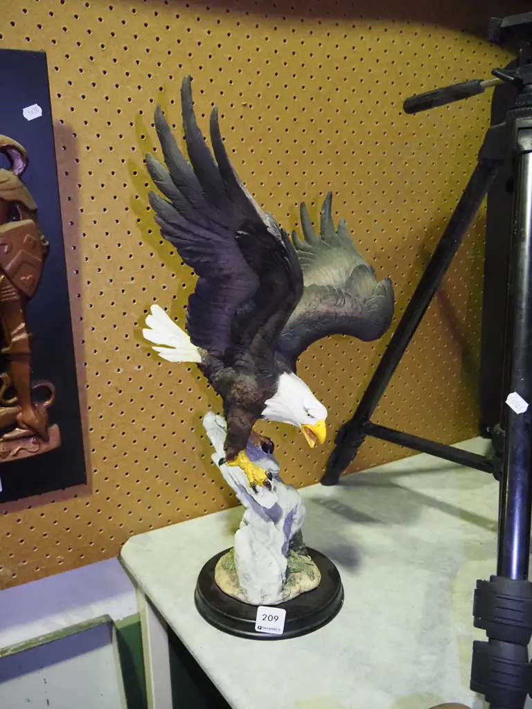 composite eagle figurine H-470 Image 1++